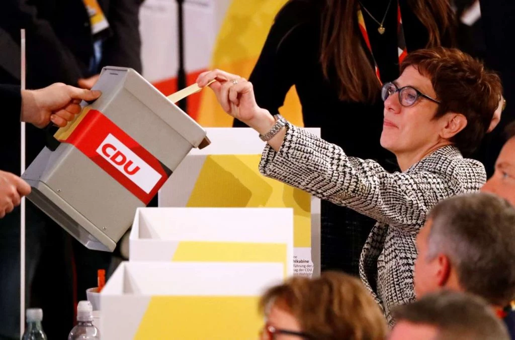 Τέλος και επίσημα η Μέρκελ- Νέα πρόεδρος του CDU η Άνεγκρετ Κραμπ – Καρενμπάουερ – Ποια είναι